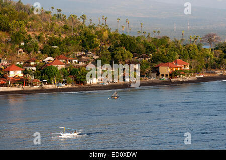 Il piccolo villaggio di pescatori di Amed con vedute del Monte Gunung Agung Sfondo (3142m). A est di Bali. Amed è una lunga striscia costiera Foto Stock