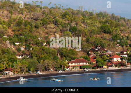 Il piccolo villaggio di pescatori di Amed con vedute del Monte Gunung Agung Sfondo (3142m). A est di Bali. Amed è una lunga striscia costiera Foto Stock