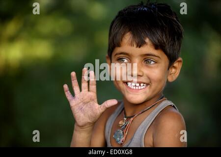 Ragazzo indiano con bellissimi occhi verdi Rajasthan in India Foto Stock