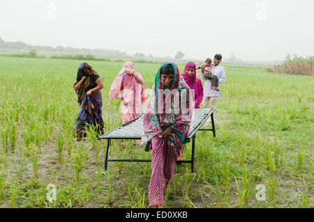 Famiglia indiana divertimento sul campo Foto Stock