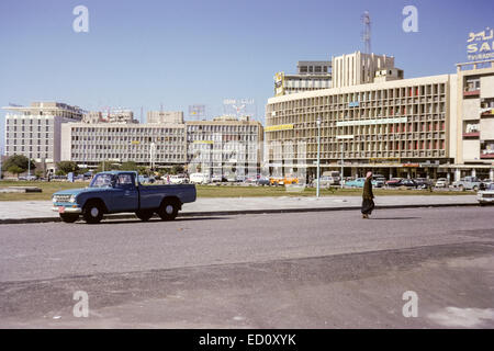 Kuwait Aprile 1967. Il centro di Kuwait. Lo Sheraton Hotel sulla sinistra lontana, Fahad come-Salem Street in background. Foto Stock