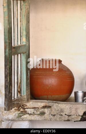 Raccolte di acqua piovana mantenuta in pentole di creta India Foto Stock