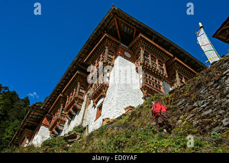 Femmina di pellegrini sulla strada per il monastero di Tango, Bhutan Foto Stock