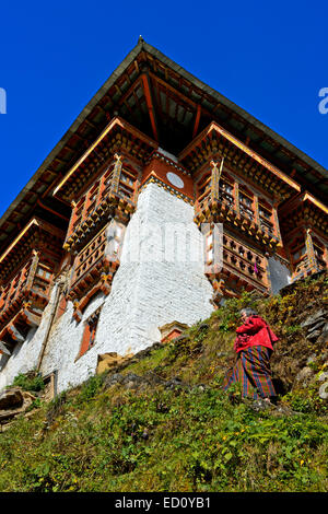 Femmina di pellegrini sulla strada per il monastero di Tango, Bhutan Foto Stock