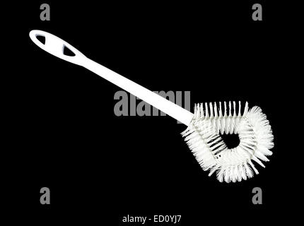 Un nuovo white spazzola per WC in cima ad uno sfondo nero. Foto Stock