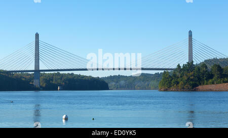 Vista la Penobscot Narrows Bridge che collega Verona isola alla prospettiva, Maine oltre il Fiume Penobscot. Foto Stock