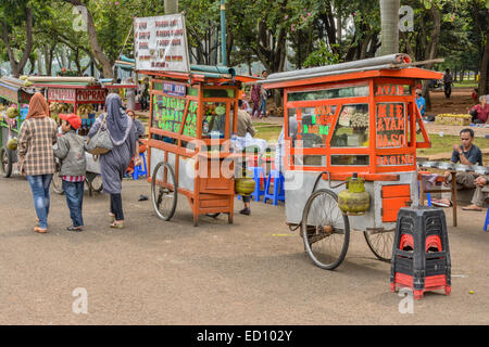 Jakarta Juli 31, 2014. Persone che visitano Monas durante il Idul Fitri (Eid al-Fitr) Vacanze. Foto Stock