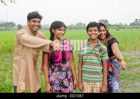 Rurale indiano a genitori e figli che mostra farm Foto Stock