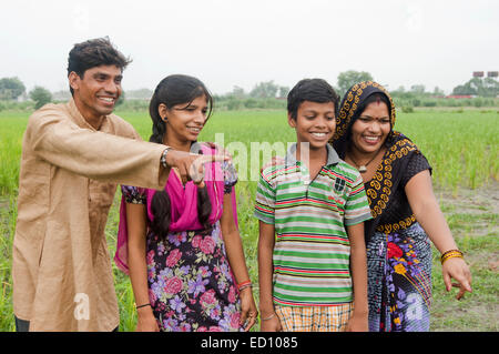 Rurale indiano a genitori e figli che mostra farm Foto Stock