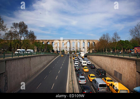 Il valente acquedotto, quartiere di Fatih, Istanbul, Turchia. Foto Stock