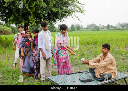 1 rurale indiano agricoltore lavoratore dare denaro Foto Stock