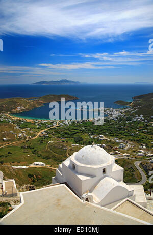 Vista panoramica di Livadi village, porto principale di Isola di Serifos, dalla parte superiore del piccolo castello del Villaggio di Hora, Grecia. Foto Stock