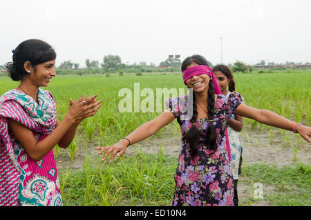 Ragazze indiano farm di giocare a nascondino Foto Stock