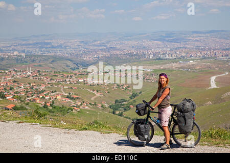 Donna avventurosa sul touring bike pesantemente caricato con gerle escursioni in bicicletta in Turchia Foto Stock