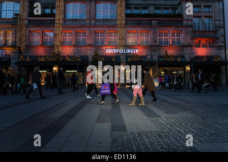 Monaco di Baviera, Germania. 23 dic 2014. Bavaresi e turisti fanno il loro last minute shopping di Natale a Monaco di Baviera più trafficata strada dello shopping, Kaufingerstrasse. Credito: Hector Chapman/Alamy Live News Foto Stock