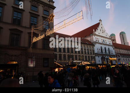 Monaco di Baviera, Germania. 23 dic 2014. Bavaresi e turisti fanno il loro last minute shopping di Natale a Monaco di Baviera più trafficata strada dello shopping, Kaufingerstrasse. Credito: Hector Chapman/Alamy Live News Foto Stock