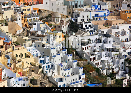 Vista parziale di Fira village, il 'capitale' dell'isola di Santorini, appesa sopra la caldera. Cicladi Grecia Foto Stock