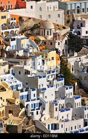 Vista parziale di Fira village, il 'capitale' dell'isola di Santorini, appesa sopra la caldera. Cicladi Grecia Foto Stock