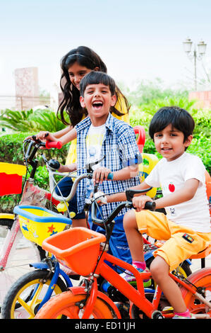 Bambini indiani di equitazione di ciclo Foto Stock