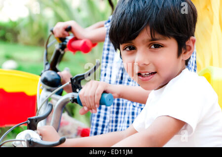 Bambini indiani di equitazione di ciclo Foto Stock