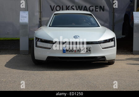 Hybrid Volkswagen XL1 turbo diesel a Schloss Dyck Classic giorni 2014, Germania Foto Stock