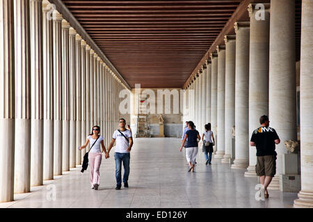 Persone che camminano in Stoa ("galleria") di Attalos, uno dei luoghi più spettacolari nell'Antica Agorà di Atene, Grecia Foto Stock