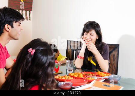 Indian i genitori con bambini prima colazione al mattino Foto Stock