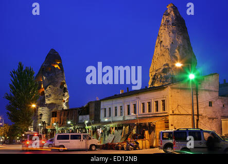 Villaggio di Goreme nel cuore della Cappadocia, in 'blu' ora. Nevsehir, Anatolia, Turchia. Foto Stock