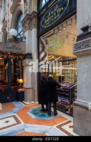 Window shopping in Galleria Vittorio Emanuele, Milano. Italia Foto Stock