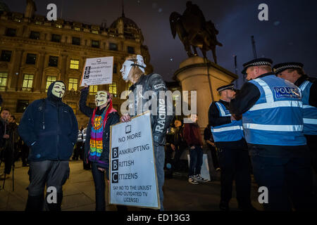 Londra, Regno Unito. 23 dic 2014. Funzionamento occupano marcia di protesta a BBC Credito: Guy Corbishley/Alamy Live News Foto Stock