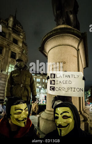 Londra, Regno Unito. 23 dic 2014. Funzionamento occupano marcia di protesta a BBC Credito: Guy Corbishley/Alamy Live News Foto Stock