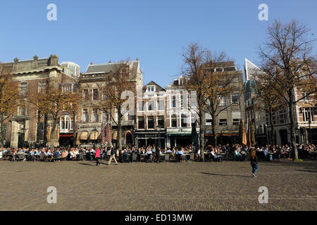 Caffè dal Plein pubblica piazza in l'Aia (Den Haag), Paesi Bassi. Le persone godono di una temperatura insolita autunno meteo. Foto Stock