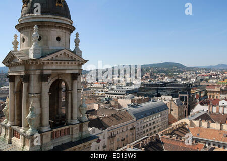 Budapest skyline compreso il Parlamento ungherese edificio, visto dalla Basilica di Santo Stefano Foto Stock