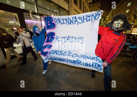Londra, Regno Unito. 23 dic 2014. Funzionamento occupano marcia di protesta a BBC Credito: Guy Corbishley/Alamy Live News Foto Stock