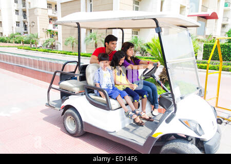 Indian i genitori con bambini parco equitazione carrello Foto Stock