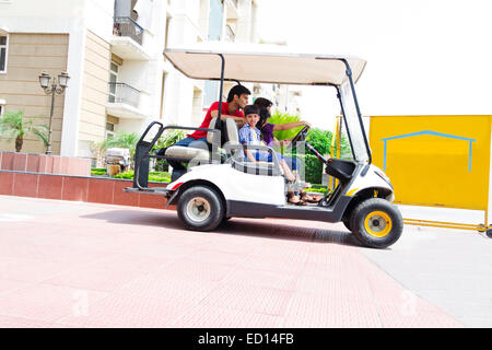 Indian i genitori con bambini parco equitazione carrello Foto Stock