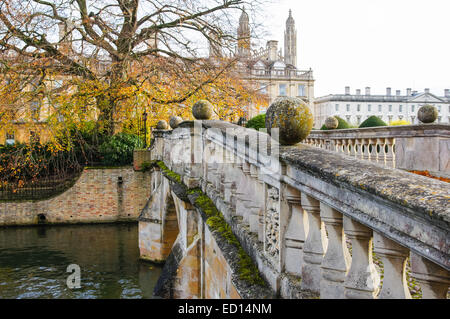 Clare Bridge sul fiume Cam in autunno con Clare Collage sullo sfondo, Cambridge Inghilterra Regno Unito UK Foto Stock