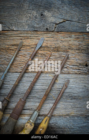 Cacciaviti rustico su uno sfondo di legno Foto Stock