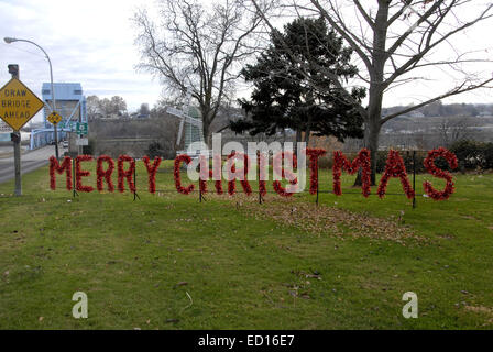 Clarkston. Nello stato di Washington. Stati Uniti d'America. 23 dic 2014. Buon Natale segno per coloro che entrano la stato di Washington da Idaho membro cross over Snake River in Clarkston nello Stato di Washington. Credito: Francesco Giuseppe decano/Deanpictures/Alamy Live News Foto Stock