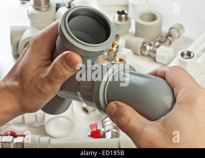 Set di raccordi idraulici in mano Foto Stock