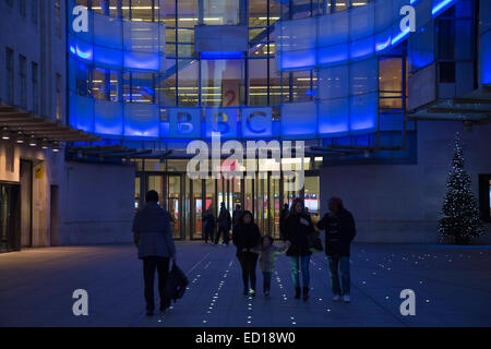 Ala Est Estensione della BBC Broadcasting House in Portland Place al crepuscolo, London, England, Regno Unito Foto Stock