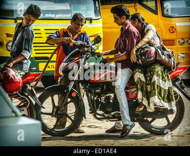 Il Kerala, India - coppia giovane su un motociclo, Poovar. Il riempimento. Foto Stock