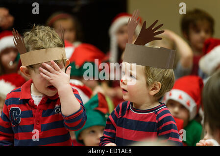 I bambini in età prescolare canto presso la Garderie Christmas show Foto Stock