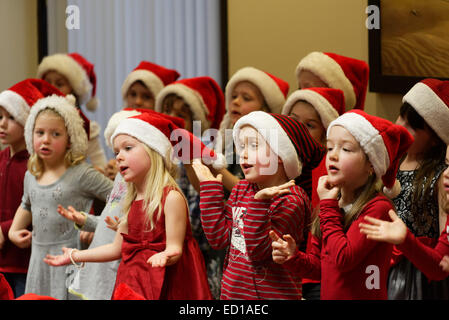 I bambini in età prescolare canto presso la Garderie Christmas show Foto Stock