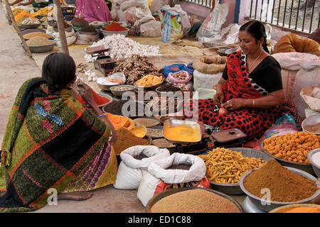 Mercato all'aperto in Chhota-Udepur, Gujarat, India Foto Stock