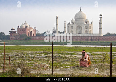 Sadhu (uomo santo) nella parte anteriore del Taj Mahal e jawab attraverso il fiume Yamuna, Agra, India Foto Stock