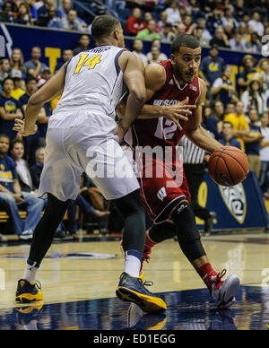 Berkeley, CA, Stati Uniti d'America. 22 dic 2014. Wisconsin G # 12 Traevon Jackson tenta di attaccare la vernice durante il NCAA di pallacanestro degli uomini di gioco tra Wisconsin Badgers e California Golden Bears 68-56 vincere a Hass Pavilion Berkeley in California © csm/Alamy Live News Foto Stock