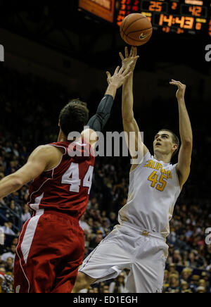 Berkeley, CA, Stati Uniti d'America. 22 dic 2014. California F # David Kravish colpire un jump shot nel corso degli uomini del NCAA pallacanestro tra Wisconsin Badgers e California Golden Bears 56-68 perso a Hass Pavilion Berkeley in California © csm/Alamy Live News Foto Stock