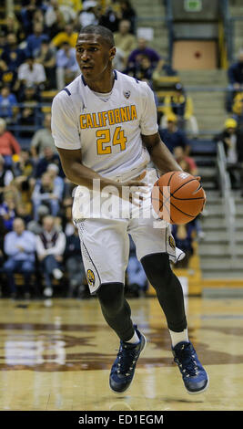 Berkeley, CA, Stati Uniti d'America. 22 dic 2014. California G # 24 Giordania Mathews a metà corte nel corso degli uomini del NCAA pallacanestro tra Wisconsin Badgers e California Golden Bears 56-68 perso a Hass Pavilion Berkeley in California © csm/Alamy Live News Foto Stock