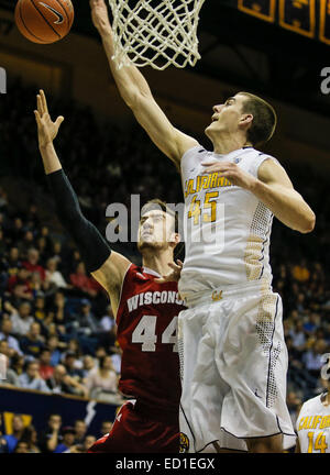 Berkeley, CA, Stati Uniti d'America. 22 dic 2014. Wisconsin durante il NCAA di pallacanestro degli uomini di gioco tra Wisconsin Badgers e California Golden Bears 68-56 vincere a Hass Pavilion Berkeley in California © csm/Alamy Live News Foto Stock